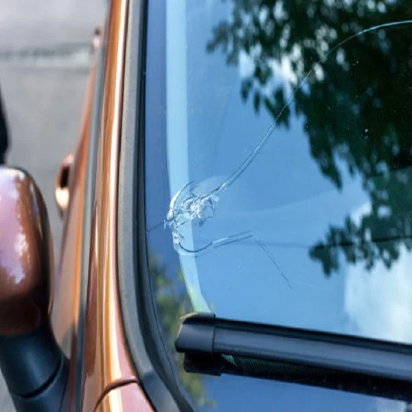 Read more about the article Ką daryti įskilus automobilio stiklui?