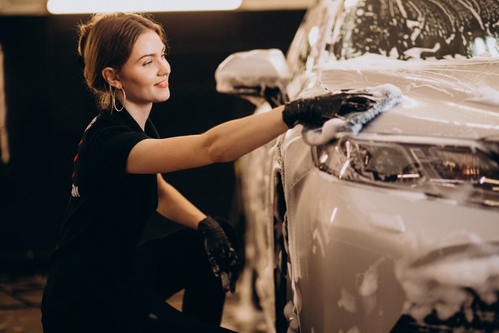 You are currently viewing Ar gali netinkamas ploviklis sugadinti automobilio laką?